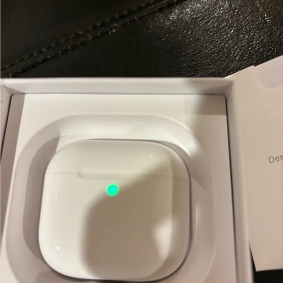 White Wireless Earbuds (gen 4)